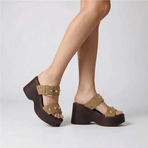 Sandalia tachas oro de Claudia