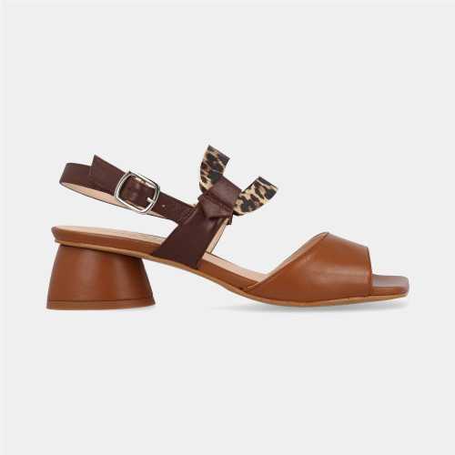 Sandalia de tacón animal print de Vera Rebato